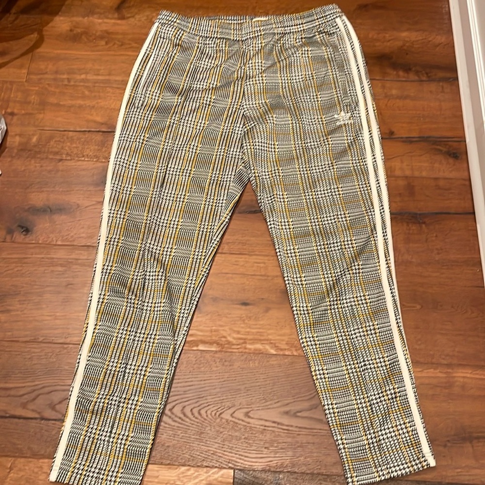 Adidas pants size L unisex
